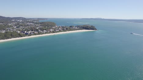 Shoal-Bay-Vorort-Und-Malerischer-Strand-Mit-Ruhigem-Blauen-Wasser-An-Einem-Sonnigen-Tag-In-Port-Stephens,-New-South-Wales,-Australien