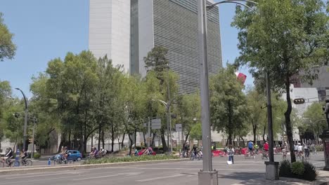 Ein-Blick-Auf-Den-Verkehr-Mit-Den-Vielen-Radfahrern-Und-Wolkenkratzern-In-Mexiko-Stadt