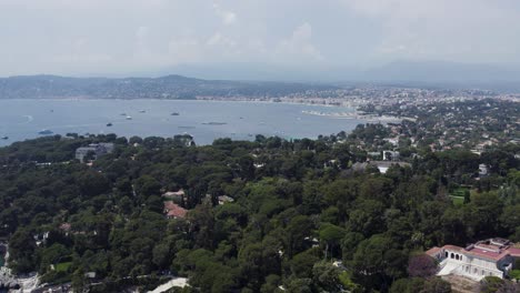 Establishing-Aerial-of-Cote-d'azur,-Mediterranean-French-Riviera-Coastline-near-Cannes-and-Antibes