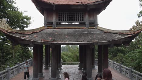 Turistas-En-El-Templo-Budista-De-La-Pagoda-Van-Son-En-La-Isla-Con-Dao,-Vietnam