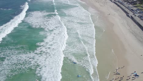 Lokale-Surfer-Surfen-Am-Bondi-Beach-An-Einem-Sonnigen-Tag-In-Bondi,-New-South-Wales,-Australien