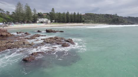 Ocean-Waves-Crashing-On-The-Rocks-In-Flynns-Beach,-New-South-Wales,-Australia