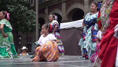 Frauen-Und-Mädchen-Tanzen-Zum-Mexikanischen-Volkstanz