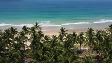 Die-Drohne-Fängt-Den-Atemberaubenden-Strand-Von-Nacpan,-El-Nido,-Philippinen,-Ein,-Während-Die-Kamera-Entlang-Der-Sandigen-Küste-Gleitet-Und-Ihre-Landschaftliche-Schönheit-Und-Ruhige-Atmosphäre-Offenbart