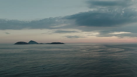 Strandwasseroberfläche,-Landschaft-Und-Himmelberührender-Horizont-Bei-Sonnenuntergang,-Strand-Von-Ipanema,-Rio-De-Janeiro,-Brasilien