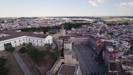 Farbenfrohe-Plaza-Alta,-Alcazaba-Im-Hintergrund,-Malerische-Luftaufnahmen