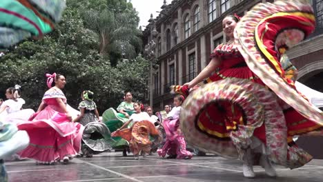 Mexikanische-Tänzerinnen-Tanzen-Zu-Mexikanischer-Volksmusik