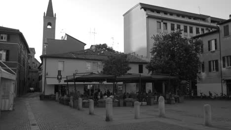 Schwarz-Weiß-Aufnahme-Der-Hoch-Aufragenden-Architektur-Des-Torre-Civica-In-Der-Altstadt-Von-Forlì,-Provinz-Forlì-Cesena,-Italien-Bei-Tag