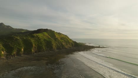 Wunderschöner-Strand-Von-Kiritehere-Bei-Goldenem-Sonnenuntergang-An-Der-Küste-Neuseelands