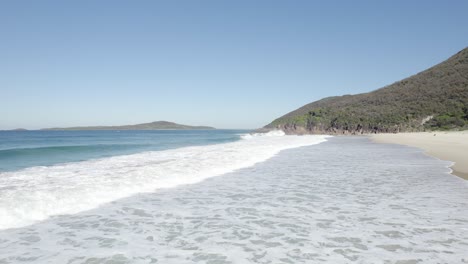 Foamy-Waves-Rolling-In-The-Shore-Of-Zenith-Beach-In-Shoal-Bay,-Australia