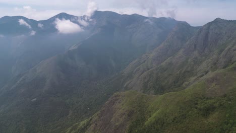 Vista-De-Pájaro-De-Una-Cadena-De-Montañas-En-Kerala,-Sur-De-La-India