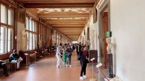 Ikonischer-Korridor-Der-Uffizien-Galerie-In-Der-Stadt-Florenz-Mit-Menschen,-Die-Spazieren-Gehen