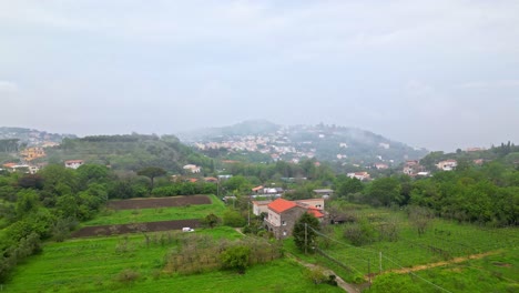 Panorama-De-Pueblos-Rurales-Sobre-Montañas-Exuberantes-En-La-Costa-De-Amalfi,-Campania-Italia