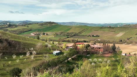 Vista-Panorámica-Del-Icónico-Pueblo-De-Viñedos-En-El-Paisaje-Toscano
