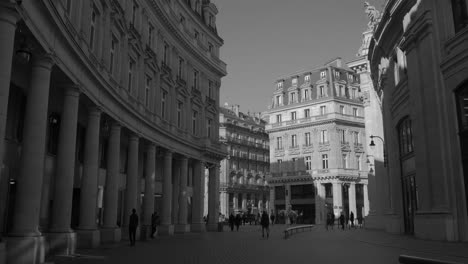 Vista-En-Blanco-Y-Negro-De-La-Bolsa-De-Comercio-Con-Una-Exposición-De-La-Colección-Pinault-En-París,-Francia.