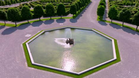 Majestätischer-Brunnen-Im-Schlosshofgarten-Im-Sommer-In-Marchfeld,-Österreich