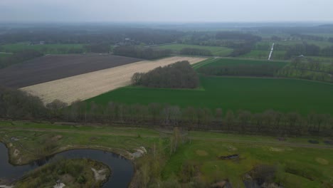 Vista-Aérea-De-Campos-Agrícolas-Verdes-En-Drenthe,-Países-Bajos