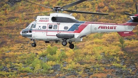 Un-Helicóptero-De-Carga-Aérea-Despega-Del-Lugar-De-Aterrizaje-A-Lo-Largo-De-La-Carretera-De-Montaña-Trollstigen