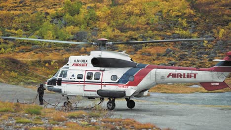 Un-Helicóptero-De-Carga-Aérea-Aterriza-En-La-Plataforma-De-Grava