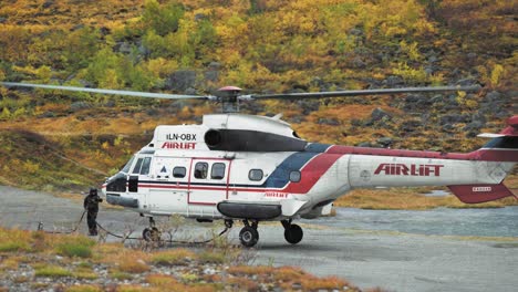 Ein-Frachthubschrauber-Landet-Auf-Dem-Kiesbett