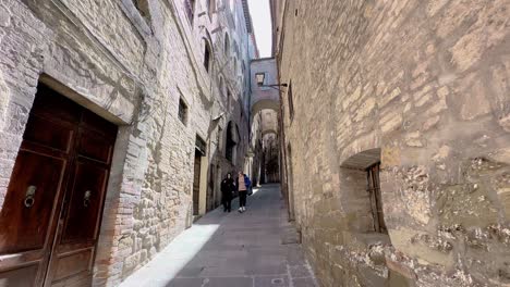 Turista-Mayor-Caminando-Por-Calles-Estrechas-De-La-Ciudad-Italiana,-Vista-Estática