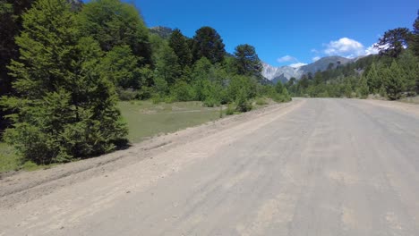 Una-Fascinante-Carretera-De-Montaña-Que-Conduce-A-Un-Verdadero-Paraíso-En-La-Patagonia,-Argentina