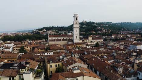 Aerial-view-pushing-towards-the-Torre-dei-Lamberti-tower-in-Verona,-Italy