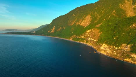 Filmische-Drohnenaufnahme-Der-Wunderschönen-Goldenen-Küste-Mit-Grünen-Bergen-Während-Des-Goldenen-Sonnenuntergangs-–-Taroko-Nationalpark-In-Taiwan