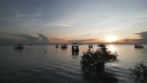 Boote-Vertäut-Im-Wasser-Bei-Sonnenuntergang-Im-Alter-Do-Chao-Bundesstaat-Pará,-Brasilien