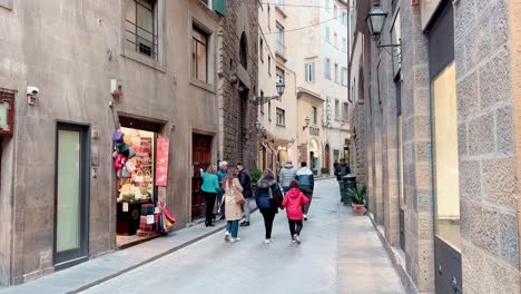 La-Gente-Disfruta-De-La-Icónica-Calle-Estrecha-De-La-Ciudad-Italiana,-Vista-Estática