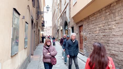 Touristen-Genießen-Die-Enge,-Ikonische-Stadtstraße-In-Italien