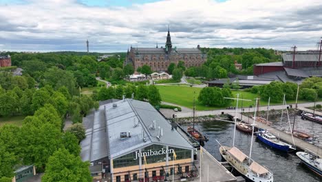 Antena-Del-Mundo-De-Cuento-De-Hadas-De-Junibacken-Y-El-Exterior-Del-Museo-Nórdico-En-Estocolmo