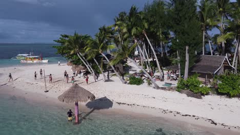 Gente-De-Vacaciones-Disfrutando-Del-Voleibol-De-Playa-En-La-Pequeña-Isla-Tropical-De-Guyam,-Siargao,-Filipinas