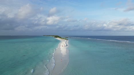 Urlauber-Entspannen-Sich-Auf-Der-Sandbank-Der-Insel-Dhigurah-Mit-Ihrem-Weißen-Sand-Und-Der-Aquablauen-Lagune-Auf-Den-Malediven
