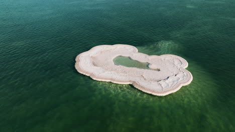 Erstaunliche-Isolierte-Salzinsel,-Die-Im-Toten-Meer-In-Israel-Schwimmt