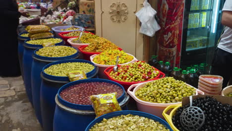 Venta-De-Una-Variedad-De-Aceitunas-En-El-Mercado-De-Ghardaia,-Argelia.