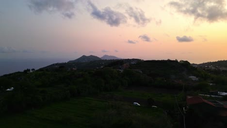 Fliegen-Sie-über-Grüne-Berge-über-Ländliche-Dörfer-Bei-Sonnenuntergang-An-Der-Amalfiküste,-Kampanien,-Italien