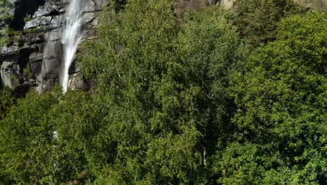 Wasserfall-Acquafraggia-In-Den-Alpen-In-Sondrio,-Lombardei,-Norditalien---Drohnenaufnahme-Aus-Der-Luft