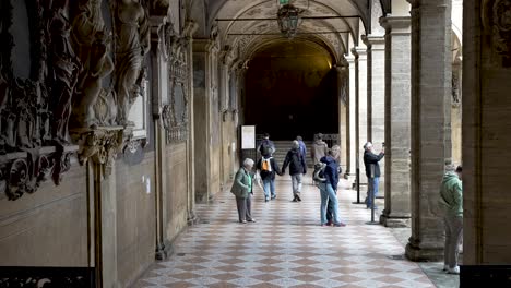 Touristen,-Die-Unter-Dem-Portikus-Im-Palazzo-Dell&#39;archiginnasio-In-Bologna-Spazieren
