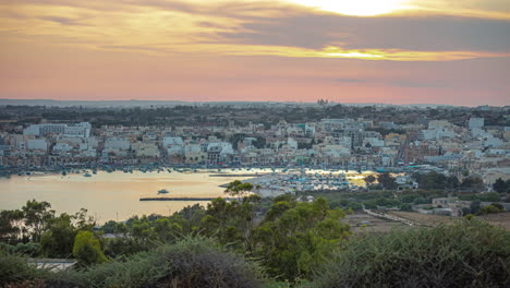 Zeitraffer-Des-Orangefarbenen-Sonnenuntergangs-Auf-Marsaxlokk,-Malta