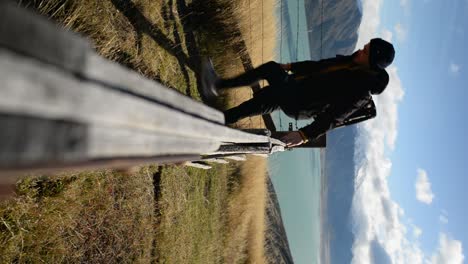 Excursionista-Masculino-Trepando-Por-La-Valla-De-Ganado-En-Las-Tierras-Altas-De-Nueva-Zelanda