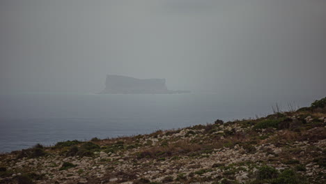Vista-De-Tiro-De-Alta-Distancia-Desde-Lejos-De-La-Isla-Filfoletta-De-Malta