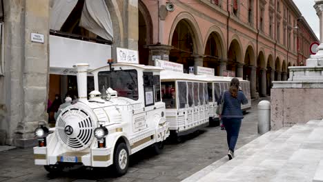 Touristenzug-Der-Stadt-Ferrara,-Der-Durch-Die-Piazza-Maggiore-In-Bologna-Fährt