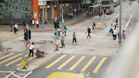 Belebter-Fußgänger--Und-Autoübergang-In-Hongkong