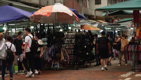 Unorganisierte-Einkaufsstände-In-Hongkong-Mit-überfüllten-Fußgängern