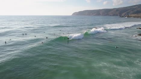Mann-Surfer-Reitet-Pumpend-Auf-Meer-Ozean-Welle-Auf-Hemd-Surfbrett-Extremsport-Hobby-Lifestyle-Freizeit-Luftaufnahme