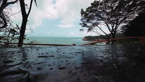 Atemberaubende-Landschaftsaufnahme-Des-Berühmten-Tropischen-Touristenziels-Madeiro-Beach-In-Pipa,-Brasilien-Im-Bundesstaat-Rio-Grande-Do-Norte,-Umgeben-Von-Klippen-Mit-Kleinen-Wellen,-Die-Sich-Perfekt-Zum-Surfen-Eignen