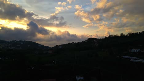 Hermosas-Nubes-De-Puesta-De-Sol-Sobre-Las-Ciudades-Costeras-De-La-Costa-De-Amalfi-En-Campania,-Italia