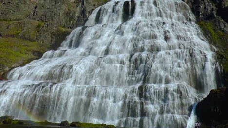 Zeitlupenaufnahmen-Des-Wunderschönen-Dynjandi-Wasserfalls-In-Den-Westfjorden-Islands-Bei-Sonnigem-Wetter-Im-Sommer