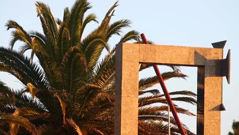 Der-Mit-Sich-Wiegenden-Palmen-Geschmückte-Strandbogen-Von-Oeiras-Sonnt-Sich-In-Der-Sanften-Morgenbrise-Der-Goldenen-Stunde-Und-Schafft-Eine-Ruhige-Und-Fesselnde-Szene